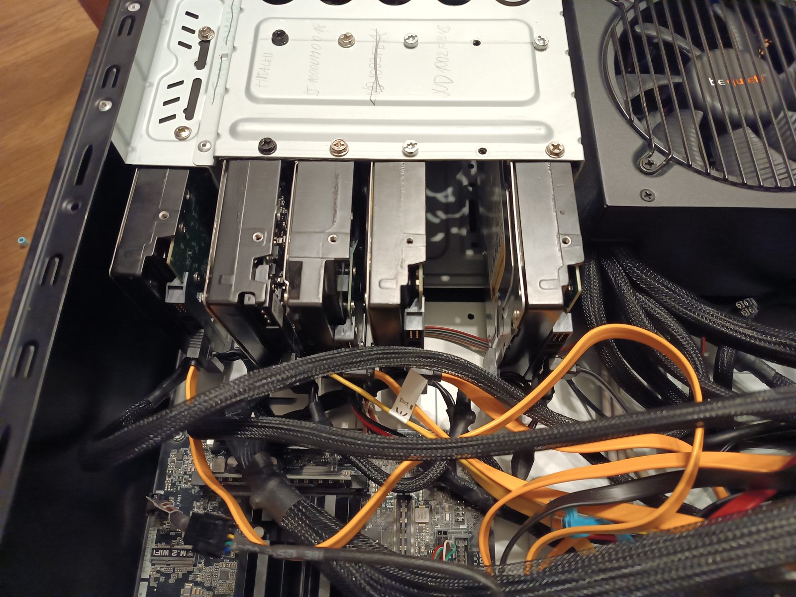 Popsané disky Hitachi, Seagate a WD zasazené v racku pro RAID pole