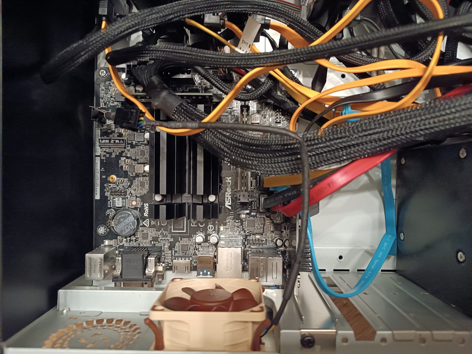 Detail základní desky ASRock J5040-ITX s pasivním chlazením a M.2 Wi-Fi slotem